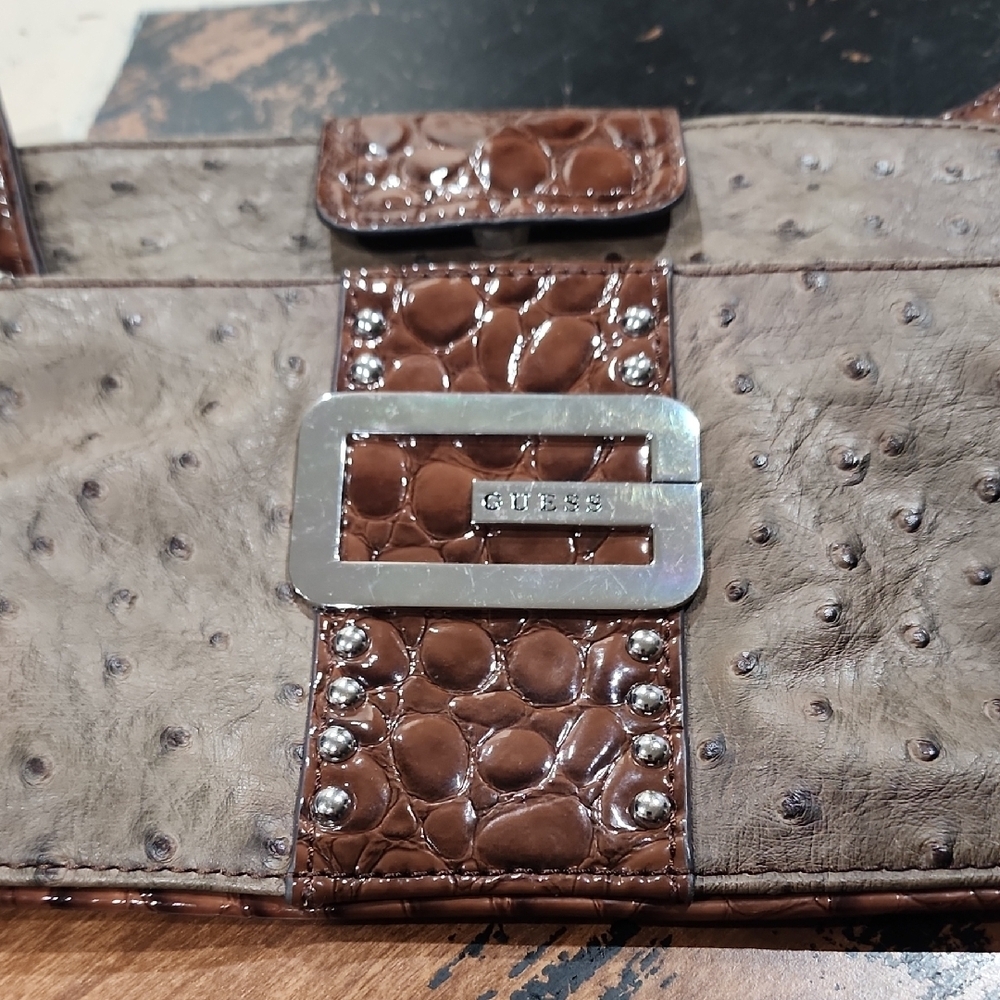 GUESS AUTHENTIC TATE MINI BROWN WRISTLET CLUTCH WALLET ✨️